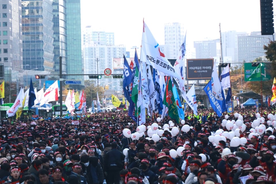 한국노총이 지난 11월 11일일 서울 여의도 여의대로에서 '전국노동자대회'를 벌이고 있다. (사진제공=한국노총)