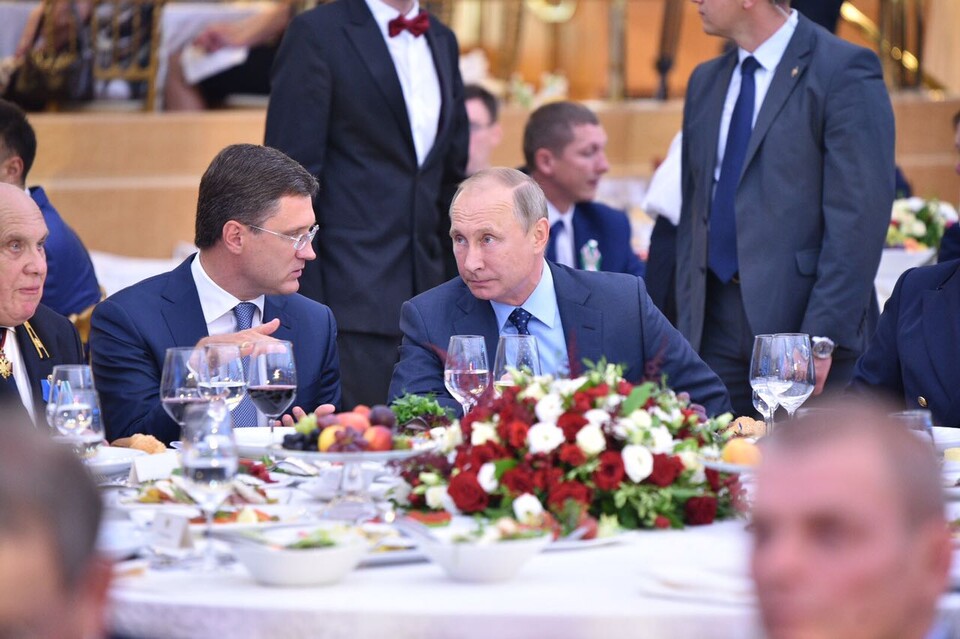 블라디미르 푸틴 러시아 대통령과 대화하고 있는 알렉산드르 노박(왼쪽) 러시아 부총리. (출처=알렉산드르 노박 엑스)