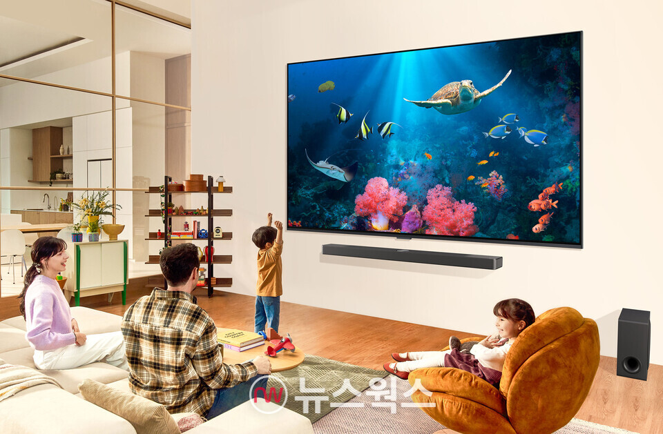 2024년형 LG QNED TV는 AI 기술 기반의 '알파8 프로세서'를 적용해 더욱 뛰어난 화질과 음질을 제공한다. 특히 초대형 TV를 원하는 고객을 위해 98형 TV가 라인업에 새롭게 추가됐다. (사진제공=LG전자)