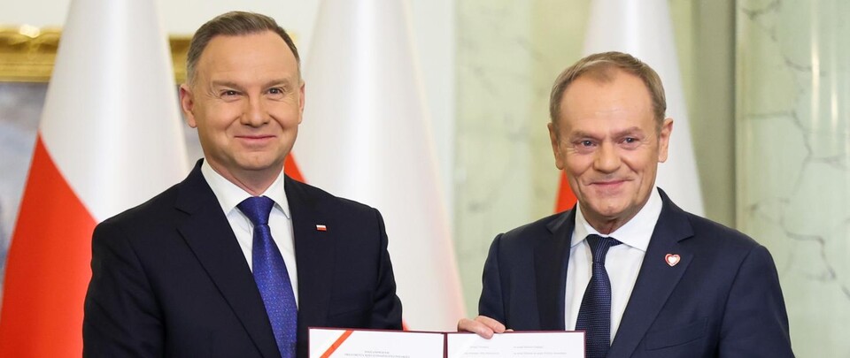 도널드 투스크(오른쪽) 폴란드 총리가 지난 13일 안제이 두다 대통령으로부터 임명장을 받고 있다. (출처=폴란드 정부 홈페이지)