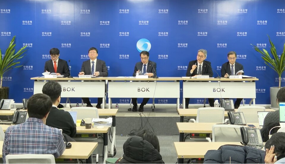 한국은행이 28일 '금융안정보고서' 기자설명회를 진행하고 있다. (출처=한국은행 유튜브)
