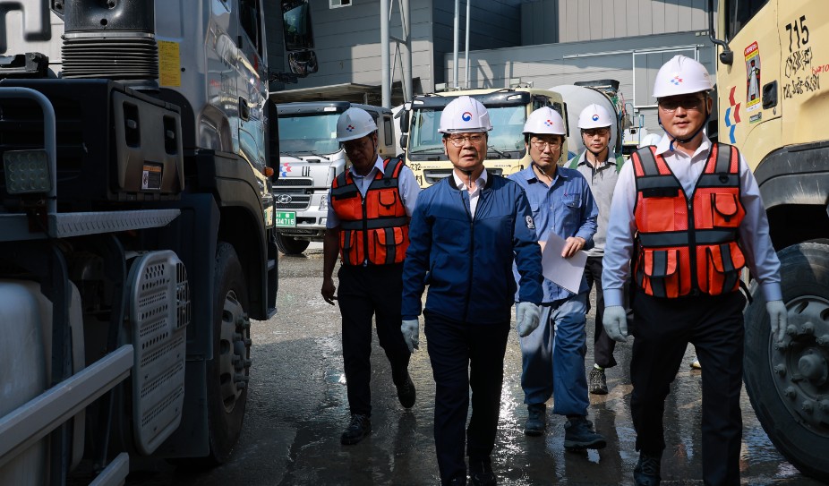 이정식(가운데) 고용노동부 장관이 지난 7월 19일 서울시 강남구 콘크리트 제조업체를 방문해 집중호우 위험요인 관리 상황을 점검하고 있다. (출처=고용노동부 홈페이지)