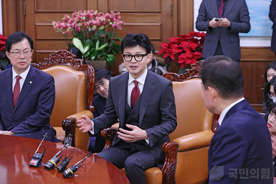 한동훈(왼쪽 두 번째) 국민의힘 비상대책위원장이 29일 국회 의장실을 찾아 김진표 국회의장을 예방한 자리에서 발언을 하고 있다. (사진제공=국민의힘)