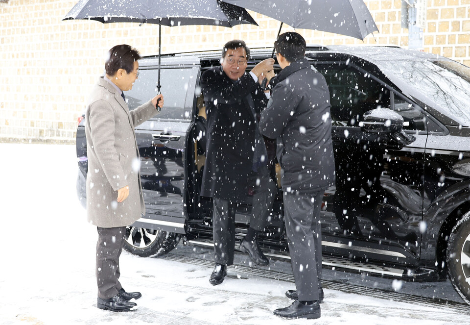 이재명(왼쪽) 더불어민주당 대표가 이낙연 민주당 전 대표의 차가 30일 서울 종로구의 한 음식점 앞에 도착해 차에서 내리기를 기다리고 있다. (사진=뉴스1)