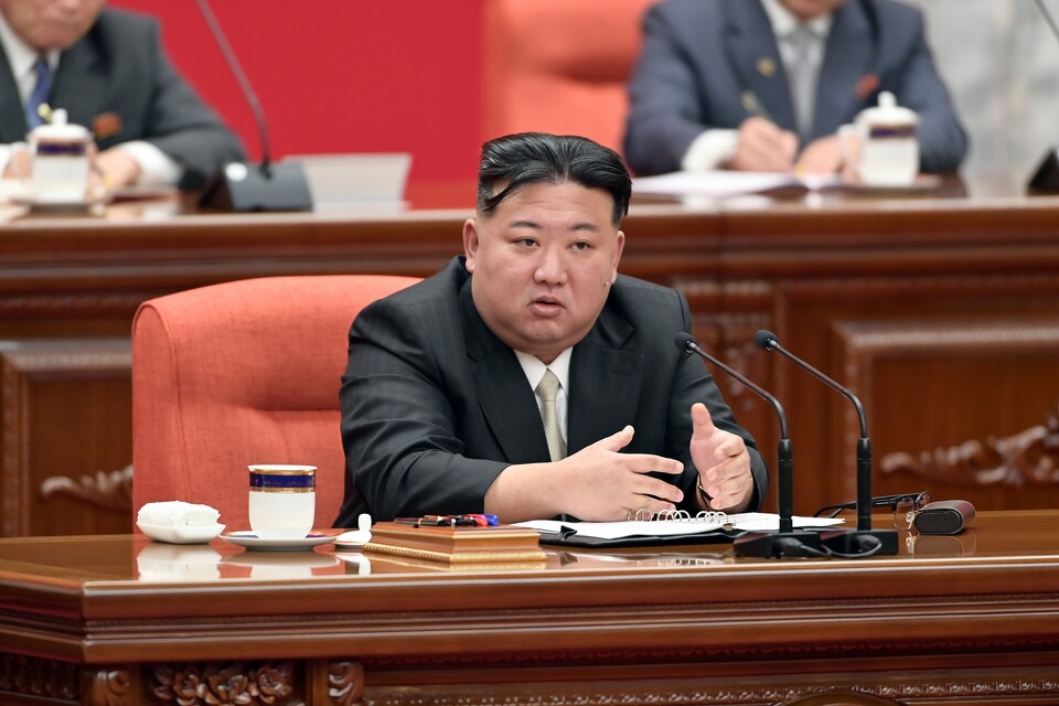 김정은 북한 국무위원장이 '연말 전원회의'에서 내년 대외 정책 방향과 기조를 밝혔다고 당 기관지 노동신문이 28일 보도했다. (사진=평양 노동신문/뉴스1)