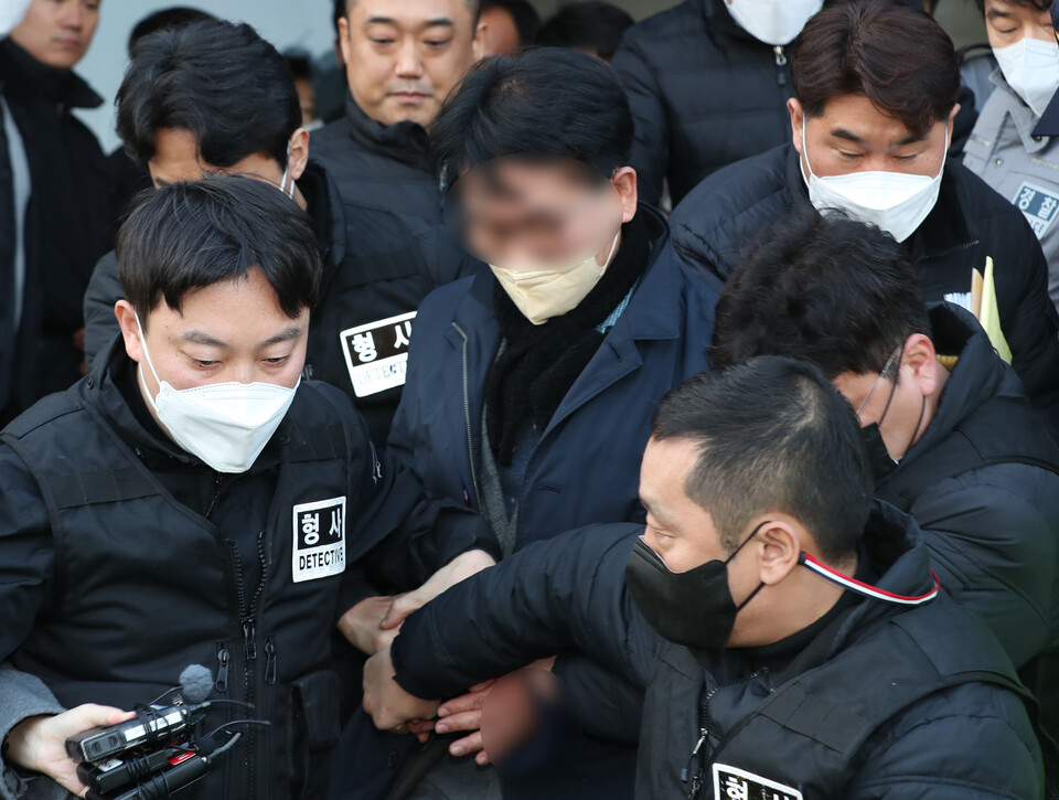 이재명 더불어민주당 대표를 흉기로 피습한 피의자가 지난 2일 오후 부산강서경찰서에서 부산경찰청으로 이송되고 있다. (사진=뉴스1)