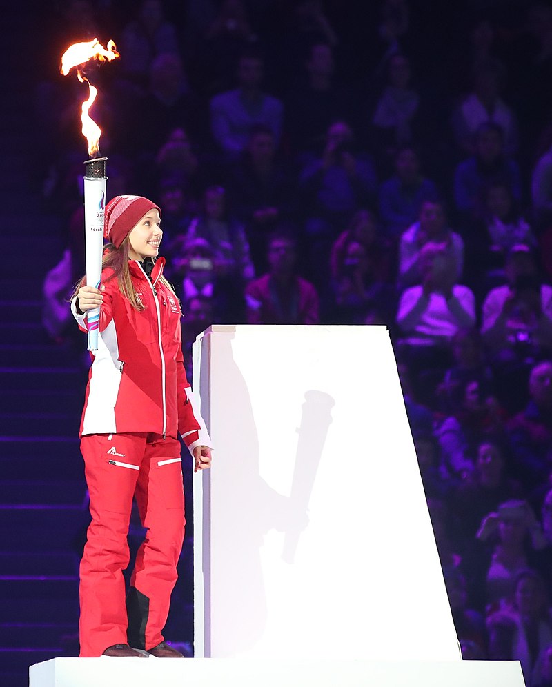 2020 로잔동계청소년올림픽에서 스위스 최연소 선수인 기나 첸더가 성화에 불을 붙이고 있다. (사진제공=IOC)