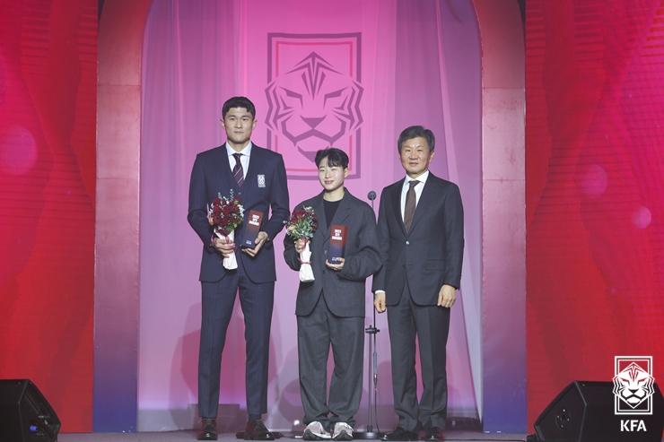 정몽규 대한축구협회장(오른쪽)과 올해의 선수상을 수상한 김민재(왼쪽), 천가람의 모습. (출처=대한축구협회 홈페이지)