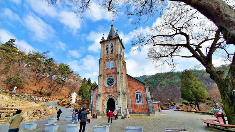풍수원 성당은 1907년 한국인 신부가 신자들과 함께 지은 고딕건축물이다. (사진제공=횡성군)
