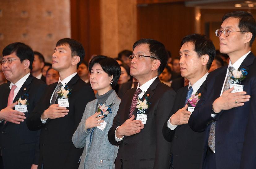 이창용(오른쪽 첫번째) 한국은행 총재가 3일 서울 중구 롯데호텔에서 열린 '범금융기관 신년인사회'에 참석해 국기에 경례를 하고 있다. (사진제공=기획재정부)