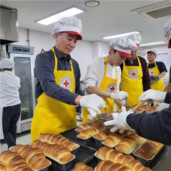 정승연(왼쪽) 예비후보가 지역 청년들과 제빵 봉사를 하고 있다. (사진제공=정승연 예비후보)
