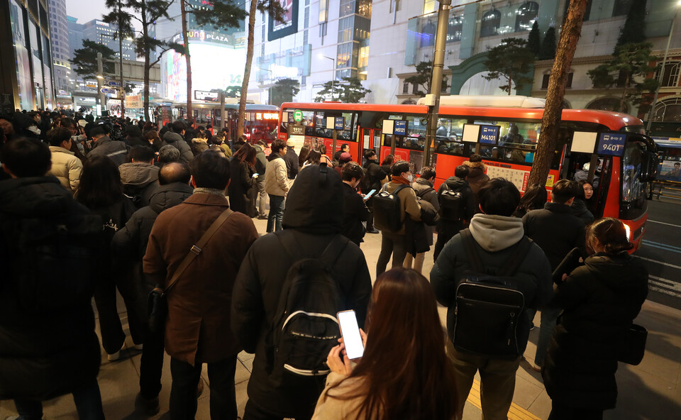 5일 저녁 서울 중구 명동입구 버스정류장에서 시민들이 퇴근을 하기 위해 버스를 기다리고 있다.(사진=뉴스1)