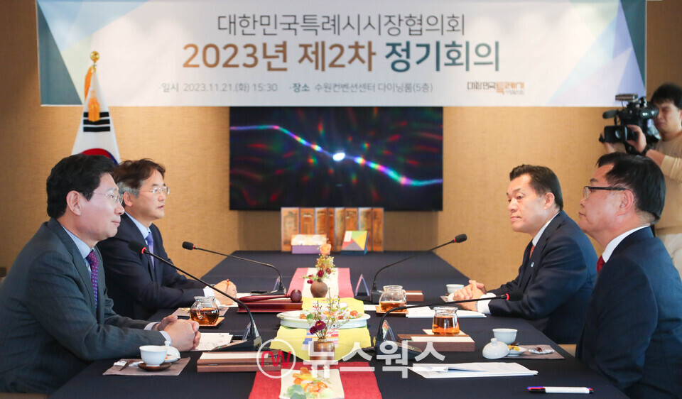 이상일 용인특례시장(왼쪽)이 2023년 11월 특례시시장협의회 2023년 제2차 정기회의에서 인구소멸도시 상생협력을 강조하고 있다. (사진제공=용인시)