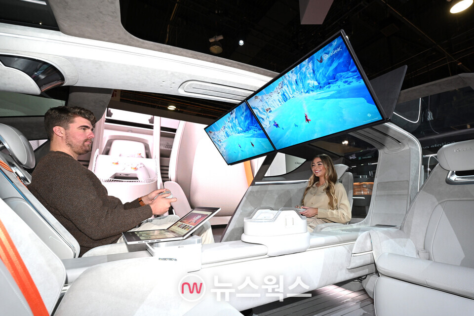  CES 2024에서 첫 공개한 미래 모빌리티 콘셉트 '알파블'. 탑승자들이 V자 형태로 바뀐 천장 스크린을 통해 마주보고 게임을 즐기고 있다. (사진제공=LG전자)