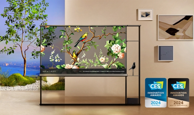 LG전자가 CES 2024에서 세계 최초의 무선 투명 올레드 TV를 공개한다. ‘LG 시그니처 올레드 T’는 TV를 껐을 때 투명한 유리처럼 그 너머 공간을 보여줘 개방감이 뛰어날 뿐 아니라 77형 4K 올레드 TV로서의 뛰어난 화질도 즐길 수 있다. (사진제공=LG전자)