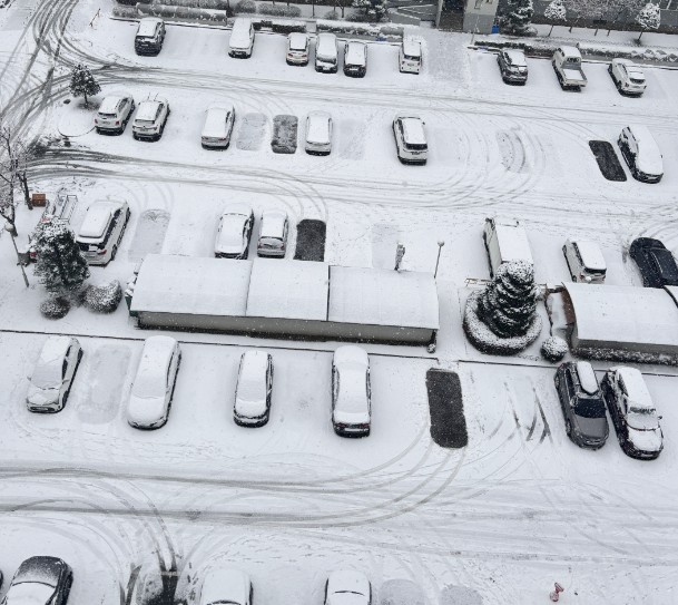 작년 12월 30일 내린 눈이 고양시의 한 아파트 단지 주차장에 쌓여있다. (사진=허운연 기자)