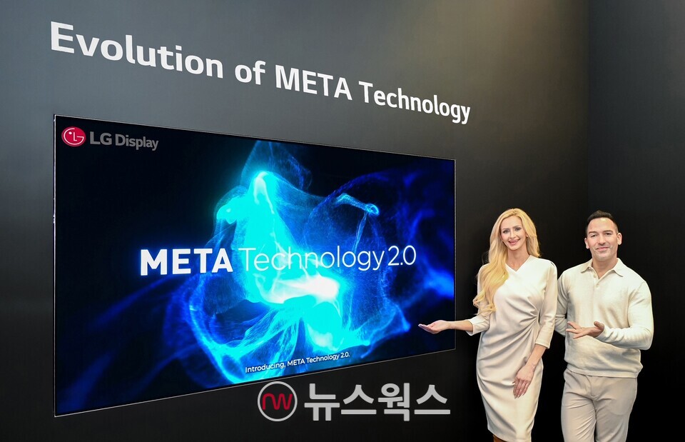 LG디스플레이 모델이 8일(현지시간) CES 2024 개막을 앞둔 미국 라스베이거스에서 '메타 테크놀로지 2.0'이 적용된 OLED TV 패널 신제품을 소개하고 있다. (사진제공=LG디스플레이)