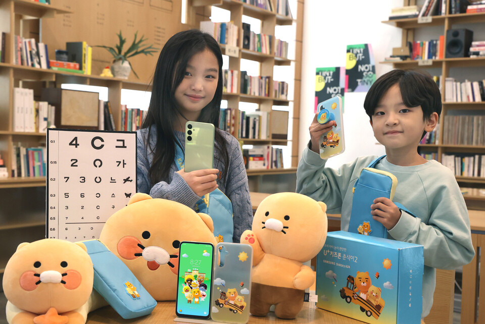 LG유플러스 어린이 모델이 키즈폰 ‘춘식이2’를 소개하고 있다.(사진제공=LG유플러스)