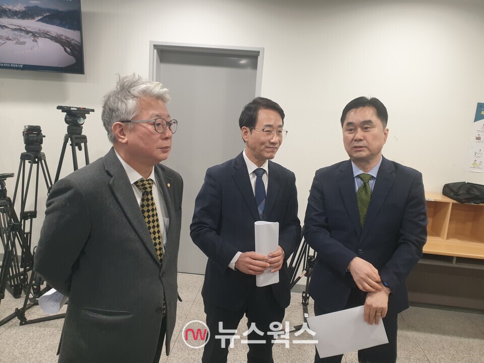 (왼쪽부터) 조응천·이원욱·김종민 의원이 10일 국회소통관에서 공식적으로 탈당을 선언하기에 앞서 국회소통관 앞에서 기자들의 질문에 답변을 하고 있다. (사진=원성훈 기자)