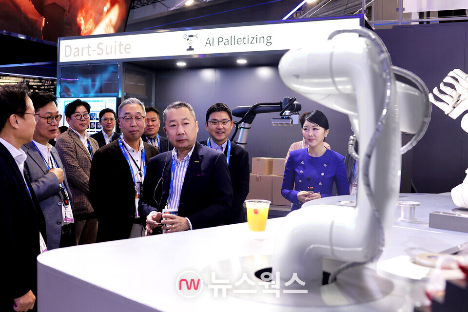 박정원(가운데) 두산그룹 회장과 박지원(왼쪽) 그룹부회장이 10일(현지시간) CES 2024가 열리는 라스베이거스 컨벤션센터를 찾아 두산 부스에서 인공지능(AI) 칵테일 로봇을 살펴보고 있다. (사진제공=두산그룹)