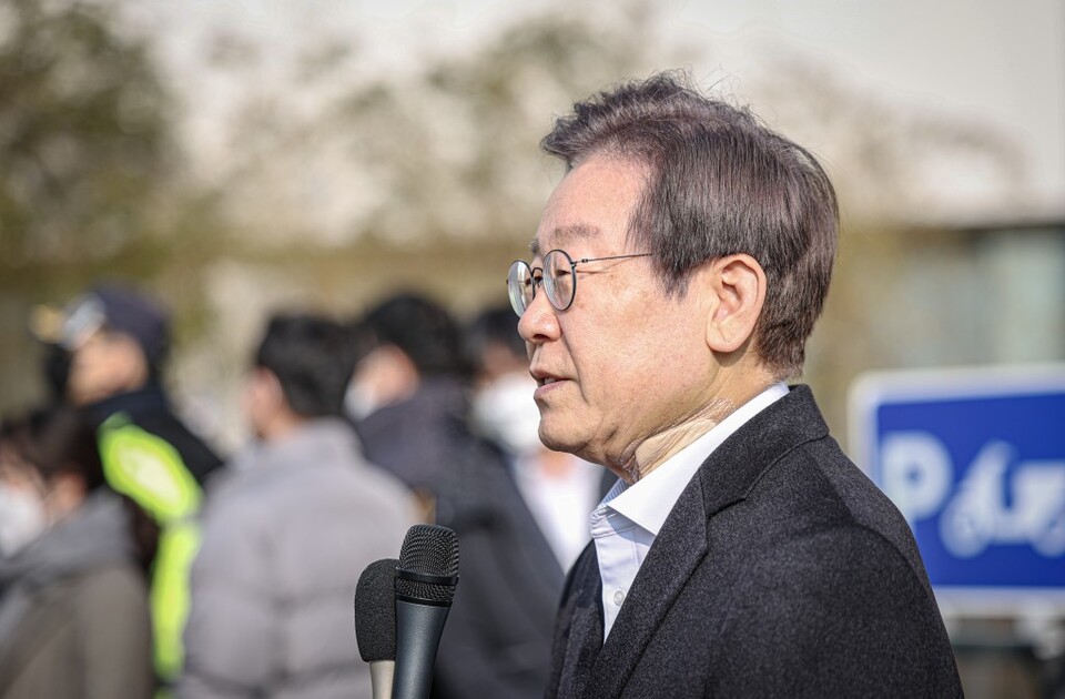 이재명 민주당 대표가 지난 10일 서울대병원에서 퇴원해 자신의 입장을 밝히고 있다. (사진제공=민주당)