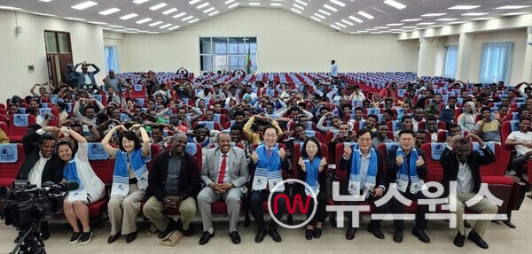 임종식(앞줄 왼쪽에서 여섯 번째) 경북교육감이 에티오피아 국립코테베교육대학에서 특강 후 기념촬영하고 있다. (사진제공=경북교육청)
