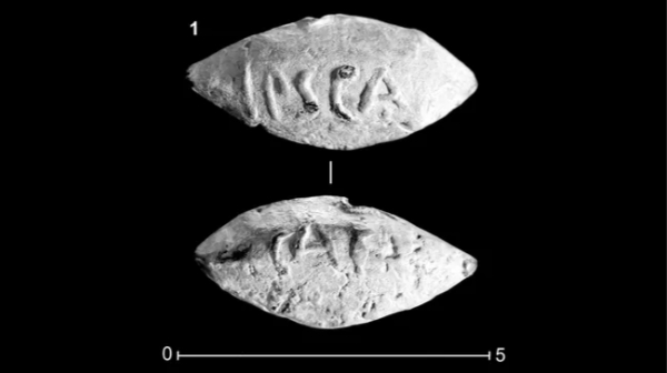 스페인 몬티야시에서 발견된 새총알. 아몬드 처럼 생긴 납탄으로 입스카와 카이사르의 이름이 새겨져 있다. (사진제공=라이브사이언스)