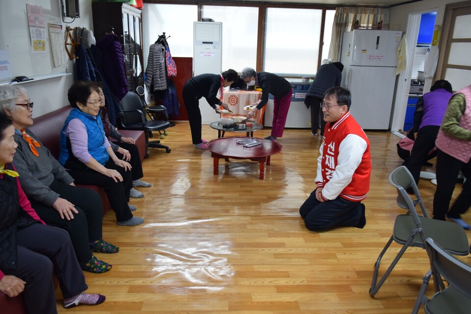 신재경 국민의힘 인천 남동을 예비후보가 지역의 어르신들께 인사를 드리고 있다. (사진제공=신재경 예비후보)