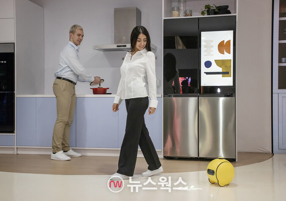 삼성전자 모델이 CES 2024가 열린 미국 라스베이거스 컨벤션센터에 마련된 삼성전자 부스에서 AI 컴패니언 '볼리(Ballie)'를 소개하고 있다. (사진제공=삼성전자)