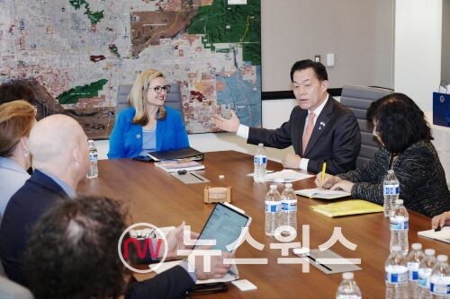 이재준(오른쪽) 수원시장이 케이트 가에고(가운데) 피닉스시장과 대화하고 있다. (사진제공=수원시)