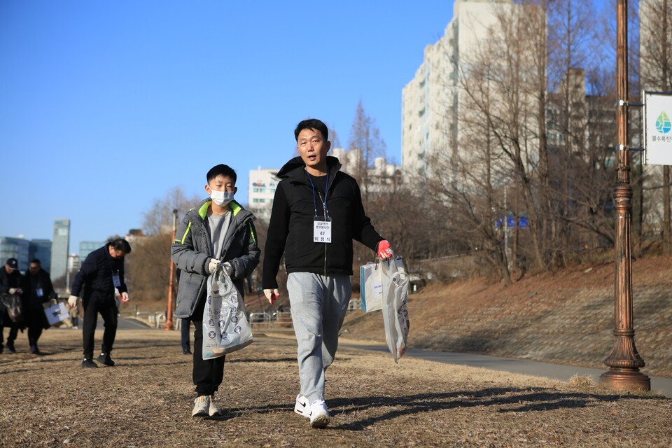 성남탄천문무봉사단은 새해를 맞아 지난 13일 탄천변 정화 활동을 펼쳤다.
