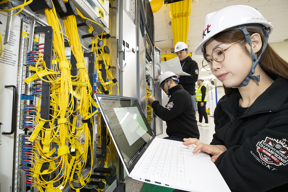 대전광역시 KT문화빌딩에서 네트워크 전문가들이 KT 네트워크 장비에 차세대 SDN 컨트롤러를 적용하고 있다. (사진제공=KT)