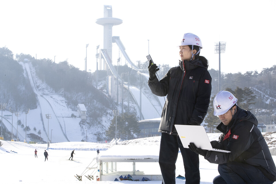 KT 네트워크 전문가들이 강원 동계청소년올림픽대회에 활용되는 통신장비들을  점검하고 있다.(사진제공=KT)