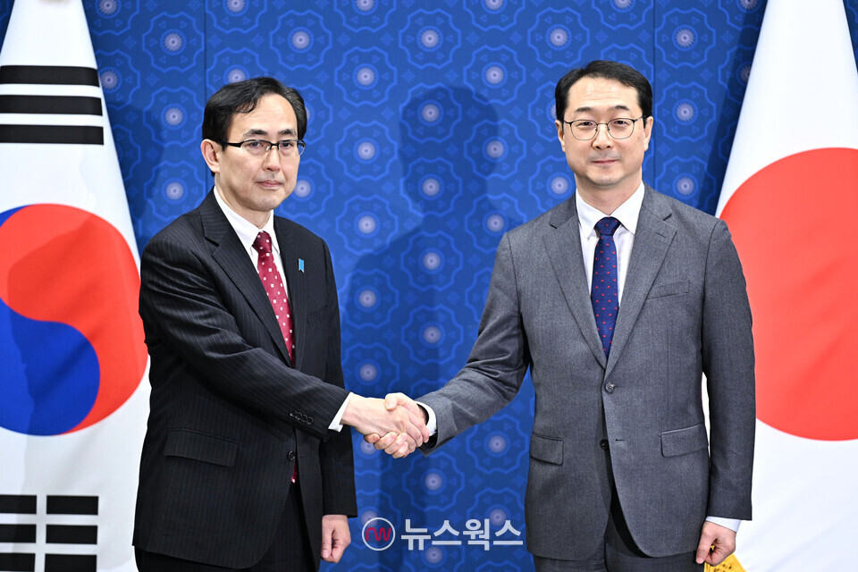 김건(오른쪽) 한반도평화교섭본부장과 나마즈 히로유키 일본 북핵수석대표가 17일 오후 한일 북핵수석대표 협의를 가졌다.(사진제공=외교부)