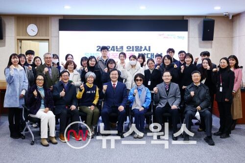 김성제(앞줄 가운데) 의왕시장이 SNS 서포터즈 단원들과 함께 하고 있다. (사진제공=의왕시)