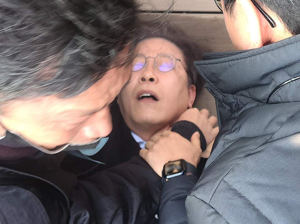 이재명 더불어민주당 대표가 지난 2일 오전 부산 가덕도에서 67세 김모씨에게 피습을 당한 뒤 쓰러져 있다. (사진=뉴스1)