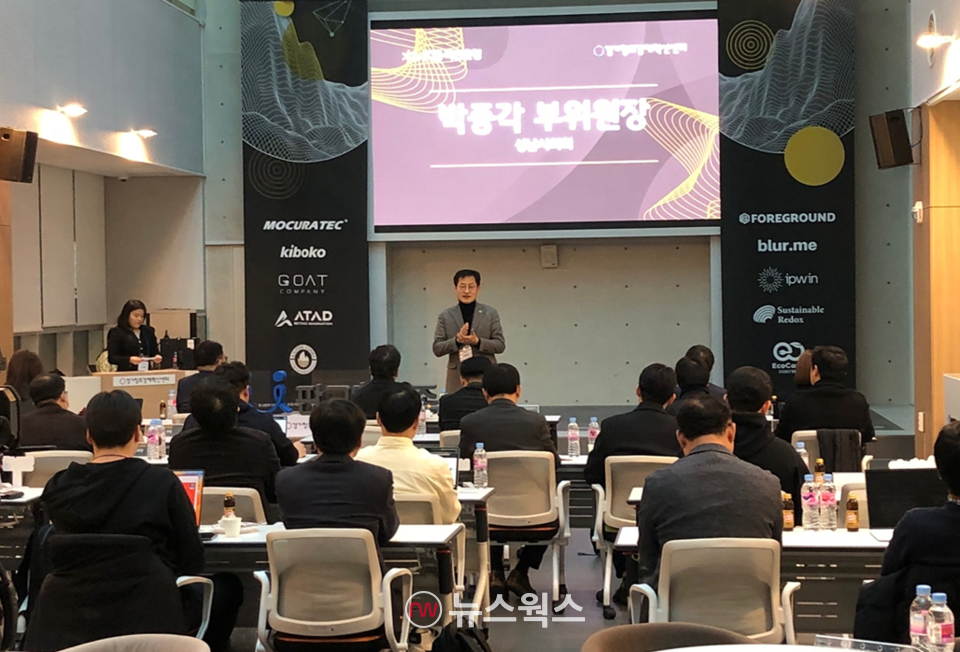 박종각 성남시의원(경기창조경제혁신센터 자문위원)이 18일 판교 창업존에서 열린 KB유니콘 3기 성과공유회에서 축사를 하고 있다.