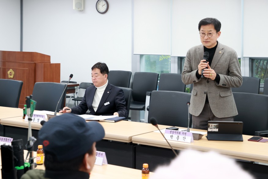 박종각(오른쪽) 성남시의원은 19일 오후 성남시의회 4층 회의실에서 '중증장애인 콜택시 개선 방안' 간담회를 개최했다.