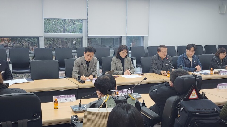박종각(왼쪽 첫번째) 성남시의원은 19일 오후 성남시의회 4층 회의실에서 '중증장애인 콜택시 개선 방안' 간담회를 개최했다.