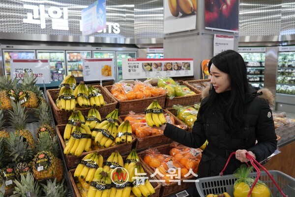 롯데마트 제타플렉스 서울역점 농산 매장에서 소비자가 바나나를 구매하고 있다. (사진제공=롯데쇼핑)