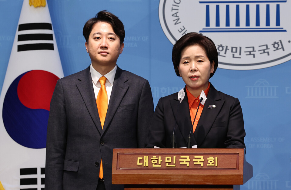 이준석(왼쪽) 개혁신당 대표와 양향자 한국의희망 대표가 24일 오후 국회 소통관에서 양당의 합당을 선언하는 기자회견을 하고 있다. (사진=뉴스1)