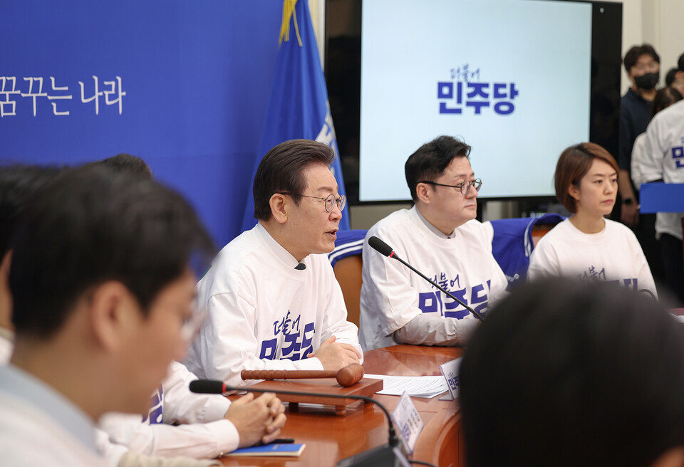 이재명(오른쪽 세 번째) 민주당 대표가 24일 국회에서 열린 '더불어민주당 새 PI 선포식'에서 발언하고 있다. (사진제공=민주당)