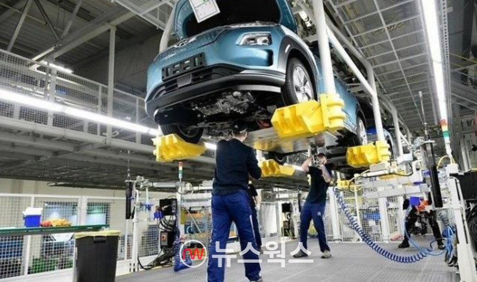 현대자동차의 유럽 생산기지인 체코 모라바슬레스코주 노소비체 공장에서 작업자들이 차량을 조립하고 있다. (사진제공=현대차)