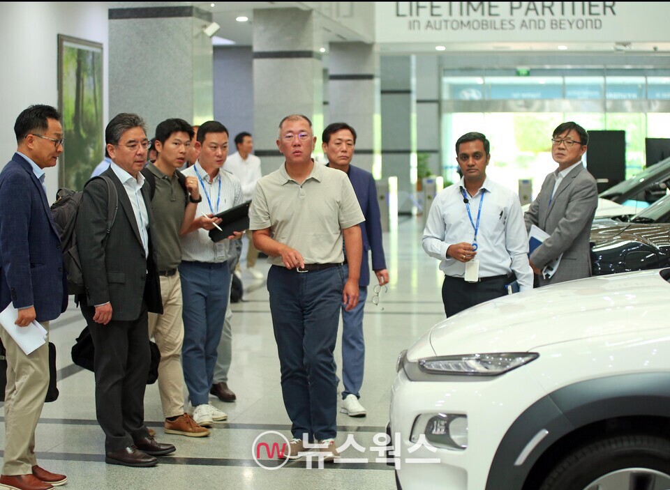 지난해 8월 정의선 회장이 현대차·기아 인도기술연구소에서 현대차·기아 및 경쟁사 전기차들을 둘러보고 있다. (사진제공=현대자동차그룹)