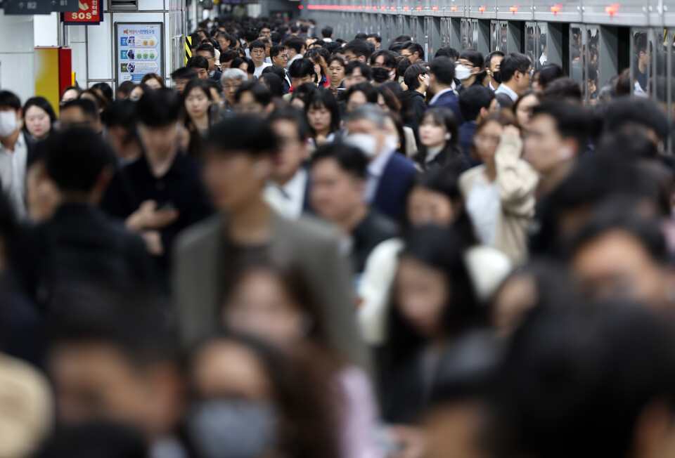 서울 시내 한 지하철역에서 긴 연휴를 보낸 직장인들이 출근을 하고 있다. (사진=뉴스1)