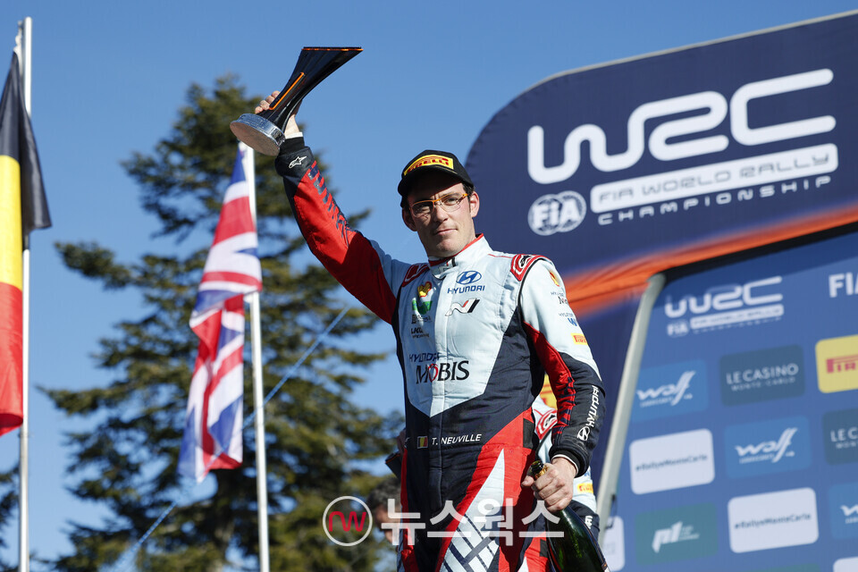 2024 WRC 몬테카를로 랠리에서 우승한 현대팀 티에리 누빌 선수가 우승 트로피를 들고 기뻐하고 있다. (사진제공=현대차)