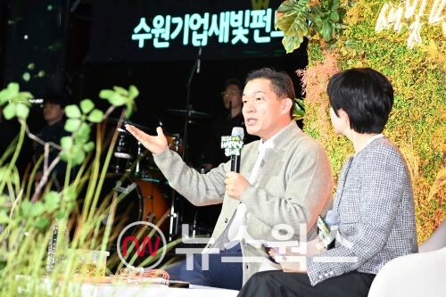 이재준(왼쪽) 시장이 장안구·권선구 주민과 함께한 새빛만남콘서트에서 발언하고 있다. (사진제공=수원시)