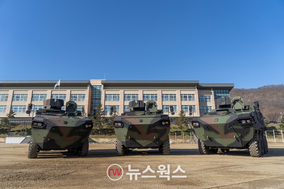 현대로템 관계자들이 육군 25사단 장병들에게 차륜형지휘소용차량 교육을 진행하고 있다. (사진제공=현대로템)