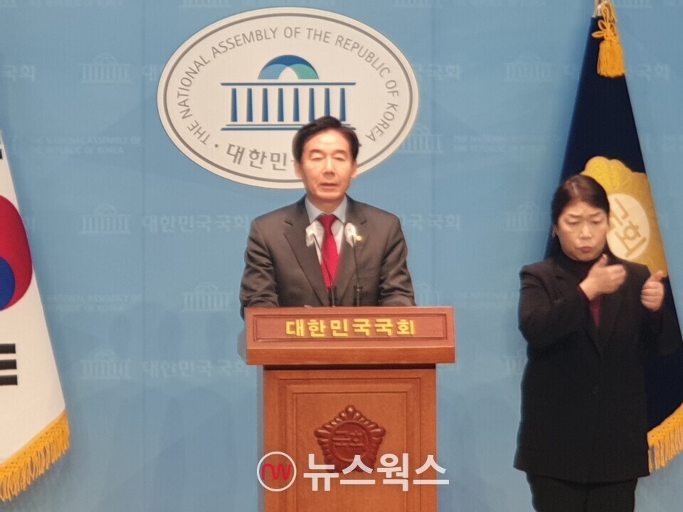 이용호 국민의힘 의원이 2일 국회소통관 기자회견을 통해 서울 서대문갑 출마를 선언하고 있다. (사진=원성훈 기자)