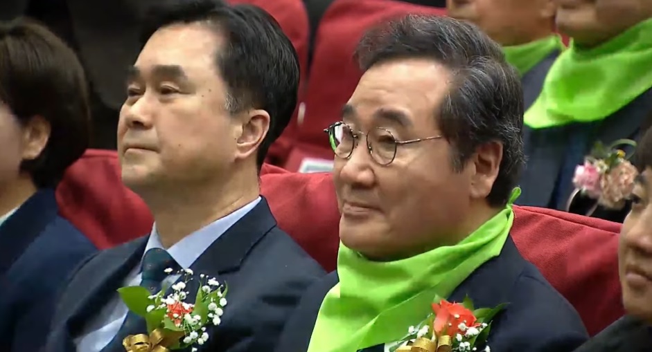 이낙연(오른쪽), 김종민 '새로운미래' 공동대표가 4일 국회 의원회관 대회의실에 열린 '새로운미래' 중앙당 창당대회에 자리해 있다. (출처=새미래TV 유튜브)